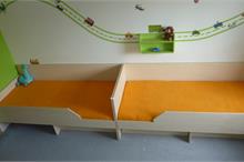Dětský pokoj limetka-postele se zábranou