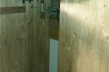 Úložná skříň do koupelny - skrytí trubek